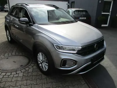 Gebraucht VW T-Roc Life 150 PS (110 kW) 2023 Pyrit silber metallic SUV
