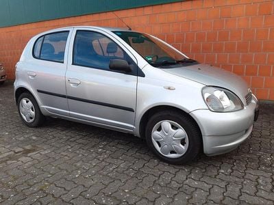 Usata Toyota Yaris 68 CV (50 kW) 2003 Argento Berlina