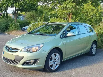 Gebraucht Opel Astra 140 PS (102 kW) 2014 Grün Limousine