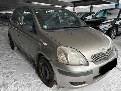Grau Gebraucht 2004 Toyota Yaris Kleinwagen | 1.990 € (Etwas zu teuer)