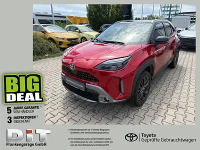 Gebraucht Toyota Yaris Advance 116 PS (85 kW) 2022 Karminarot metallic, dach schwarz Kleinwagen