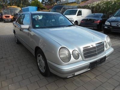 Gebraucht Mercedes E290 129 PS (94 kW) 1996 Silber Limousine