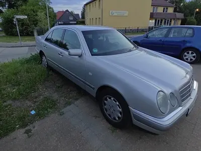 Gebraucht Mercedes E200 136 PS (100 kW) 1998 Silber Limousine