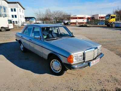 Silber Gebraucht 1982 Mercedes 200 Limousine | 14.700 €