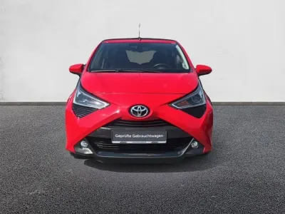 Gebraucht Toyota Aygo x-sky 72 PS (52 kW) 2019 Rot Kleinwagen