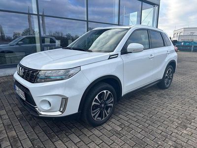 Cool white pearl metallic Gebraucht 2024 Suzuki Vitara Comfort+ SUV | 23.490 € (Etwas zu teuer)