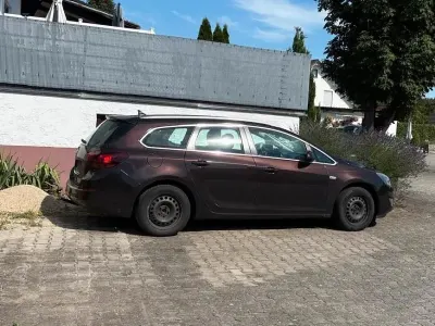 Gebraucht Opel Astra Edition 165 PS (121 kW) 2012 Braun Kombi
