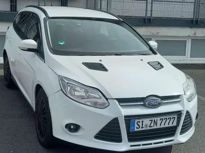 Gebraucht Ford Focus Champions Edition 116 PS (85 kW) 2012 Weiß Limousine