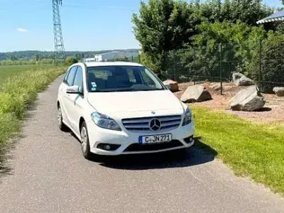 Używany Mercedes B180 109 KM (80 kW) 2013 Biały Minivan
