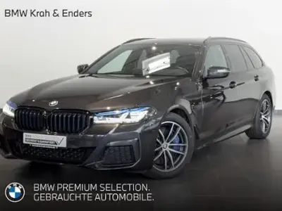 Gebraucht BMW 530 M Sport 286 PS (210 kW) 2023 Sophistograu brillanteffekt metalli Kombi