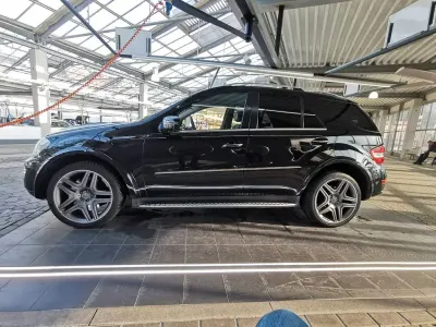Używany Mercedes ML500 AMG 387 KM (284 kW) 2010 Czarny SUV