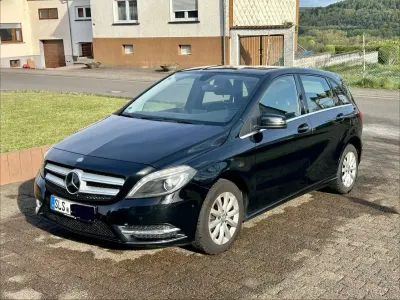 Gebraucht Mercedes B180 109 PS (80 kW) 2014 Schwarz Kleinwagen