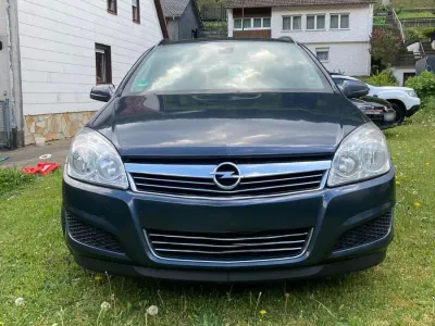 Gebraucht Opel Astra Edition 116 PS (85 kW) 2008 Blau Kombi