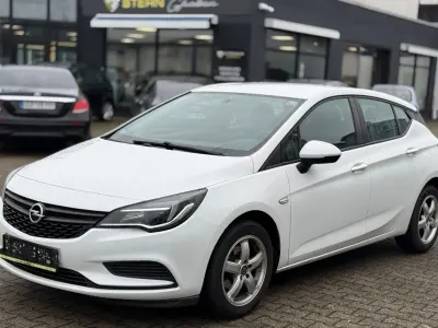 Używany Opel Astra Selection 105 KM (77 kW) 2016 Biały Sedan/Limuzyna