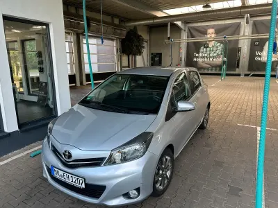 Gebraucht Toyota Yaris 120 PS (88 kW) 2013 Silber Kleinwagen