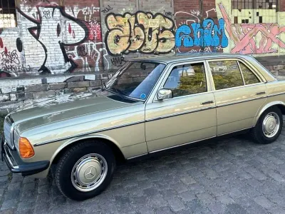 Käytetty Mercedes 230 136 HP (100 kW) 1981 Vihreä Sedan