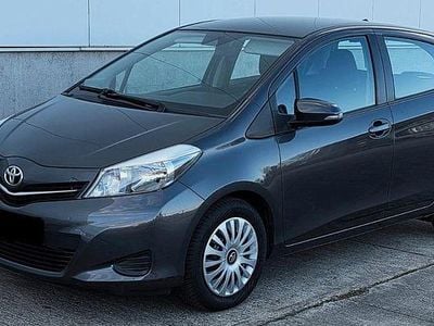 Usata Toyota Yaris 99 CV (72 kW) 2012 Grigio Utilitaria