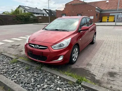 Gebraucht Hyundai Accent 109 PS (80 kW) 2014 Rot Limousine