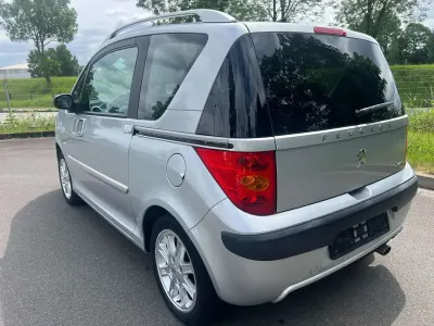 Gebraucht Peugeot 1007 Tendance 109 PS (80 kW) 2007 Silber Van / Kleinbus
