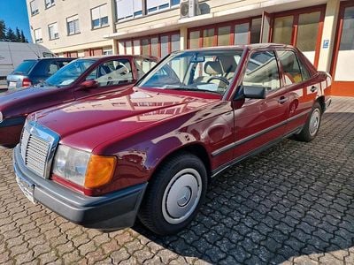 Gebraucht Mercedes E260 160 PS (117 kW) 1988 Rot Limousine