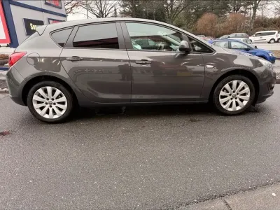 Używany Opel Astra Edition 110 KM (80 kW) 2012 Szary Sedan/Limuzyna