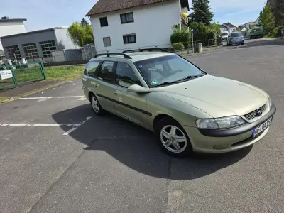 Używany Opel Vectra 116 KM (85 kW) 1997 Zielony Kombi