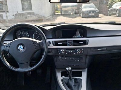 Gebraucht BMW 318 Sport Line 143 PS (105 kW) 2012 Schwarz Kombi