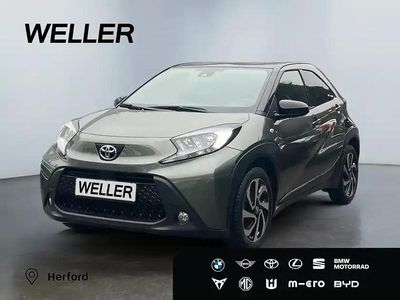 Gebraucht Toyota Aygo 72 PS (52 kW) 2023 Cardamon green / night sky black (gruen) Kleinwagen