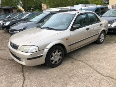 Usata Mazda 323 88 CV (64 kW) 2000 Oro Berlina
