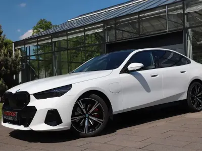 Gebraucht BMW 550e M Sport 489 PS (359 kW) 2026 Weiß Limousine