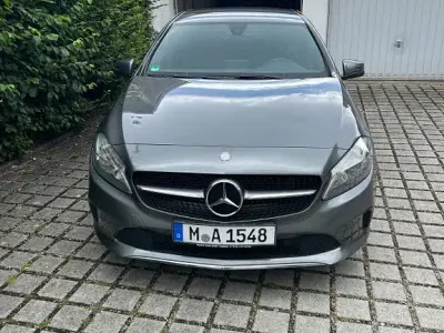 Gebraucht Mercedes A180 122 PS (89 kW) 2015 Grau Kleinwagen