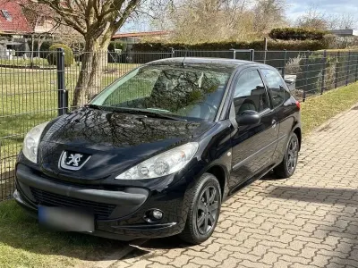 Gebraucht Peugeot 206+ 60 PS (44 kW) 2011 Schwarz Kleinwagen