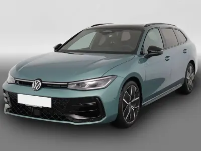 Usata VW Passat R-line 265 CV (194 kW) 2025 Verde Station wagon