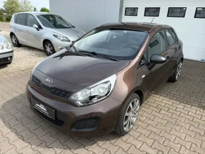 Używany Kia Rio DREAM-TEAM Edition 86 KM (63 kW) 2012 Brązowy Sedan/Limuzyna