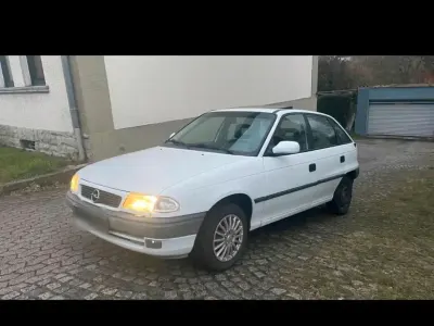 Gebraucht Opel Astra 75 PS (55 kW) 1996 Weiß Limousine