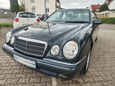 Gebraucht Mercedes E240 Elegance 170 PS (125 kW) 1998 Blau Limousine