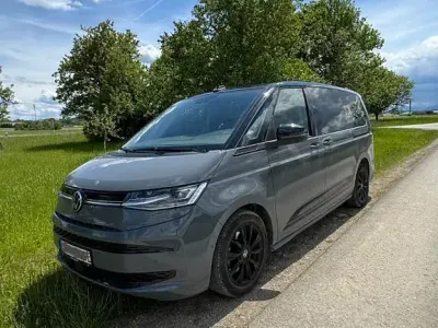 Gebraucht VW Multivan 218 PS (160 kW) 2023 Grau Van / Kleinbus