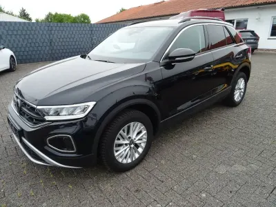 Second-hand VW T-Roc Life 116 CP (85 kW) 2025 Negru SUV