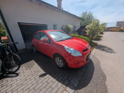 Gebraucht Hyundai i20 Edition+ 77 PS (56 kW) 2010 Rot Kleinwagen