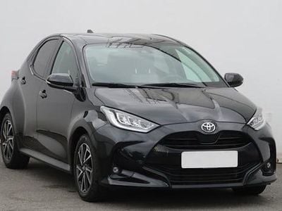 Schwarz Gebraucht 2023 Toyota Yaris Comfort Limousine | 17.990 € (Fairer Preis)