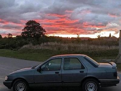 Usado Ford Sierra 100 HP (73 kW) 1992 Prateado Sedan