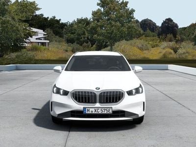 Gebraucht BMW 550e Sport Line 489 PS (359 kW) 2024 Alpinweiß uni Kombi