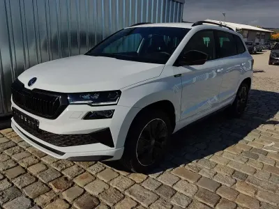Neu Skoda Karoq SportLine 190 PS (139 kW) 2025 Moonweiß perleffekt SUV