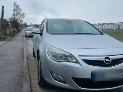 Gebraucht Opel Astra 2010 Silber Limousine