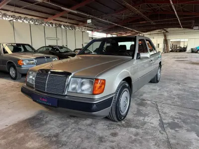 Gebraucht Mercedes E200 136 PS (100 kW) 1993 Andere farben Limousine