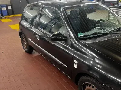 Używany Renault Clio II Authentique 75 KM (55 kW) 2002 Czarny Sedan/Limuzyna
