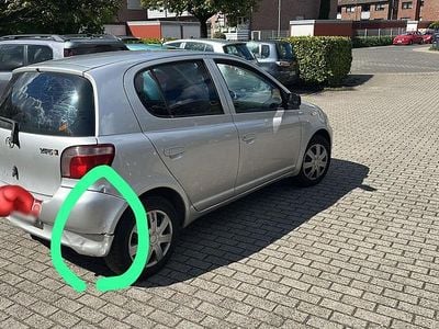 Usata Toyota Yaris 68 CV (50 kW) 2000 Argento Utilitaria