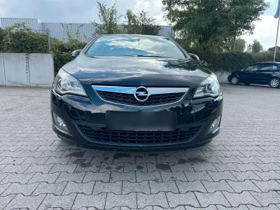 Gebraucht Opel Astra Edition 140 PS (102 kW) 2011 Schwarz Limousine