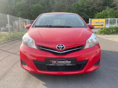 Gebraucht Toyota Yaris Cool 69 PS (50 kW) 2013 Rot Kleinwagen