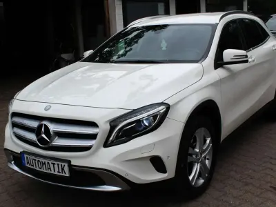 Gebraucht Mercedes GLA180 122 PS (89 kW) 2016 Calcitweiss  unilack SUV